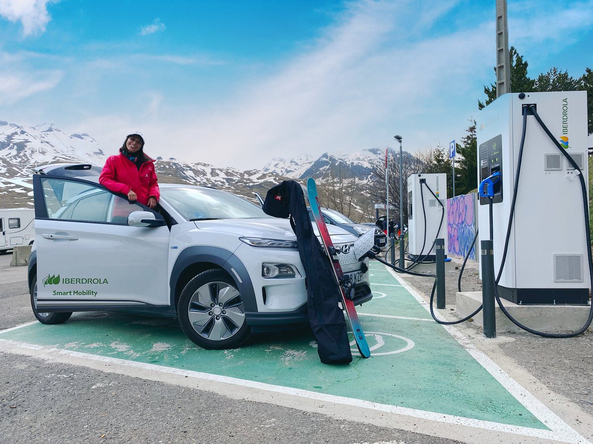 He venido a Formigal en un coche eléctrico, que es + sostenible y mucho + barato (hemos pagado menos de la mitad que con gasolina). Desde Madrid hemos parado 1 vez para cargar 40 mins. Es fácil hacerlo a través de la App de <a href="/iberdrola/">Iberdrola</a>, en la que aparecen 90.000 puntos de recarga