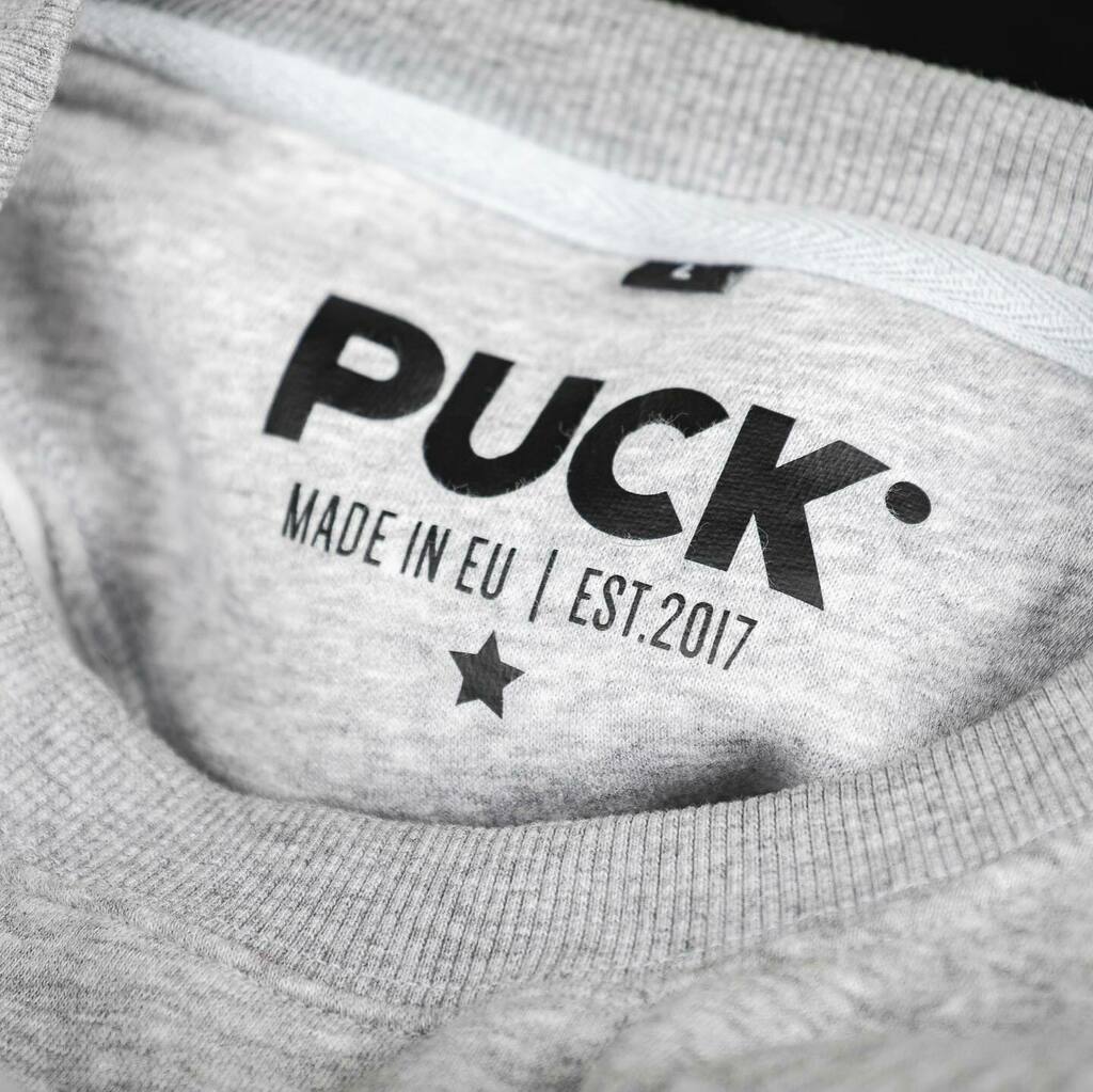 PuckWear's tweet photo. Nothing to hide here 🔍 All about the details, the quality ⭐️ The PUCK circle sweater in grey 🏒
.
#puck #puckwear #pucksquad #detail #quality #hockey #hockeylife #icehockey #switzerland #schweiz #swissicehockey https://t.co/vMiV3b81c7 https://t.co/OLwSgUzQ1P