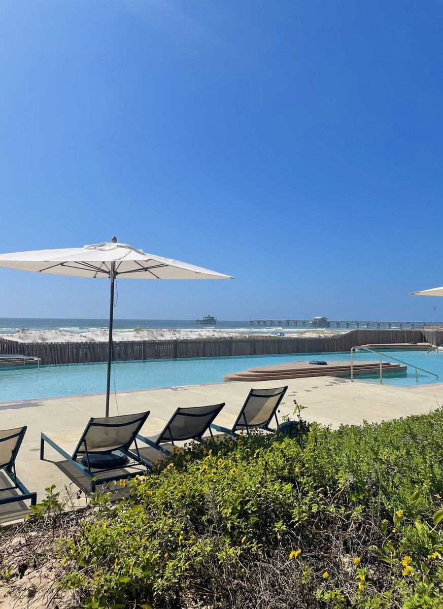 It’s a beautiful Sunday to lay poolside at The Lodge at Gulf State Park ☀️