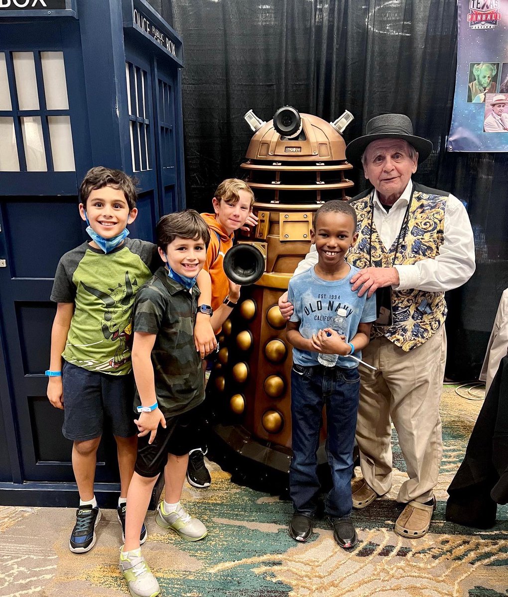 4SylvesterMcCoy's tweet photo. With The Who Kids of the Lamplighter School at Texas Pinball Festival! Two year on and Sylvester finally managed to get to Texas! #texaspinball @WhoKidsLL @TXPinball https://t.co/XF40UUYAyo