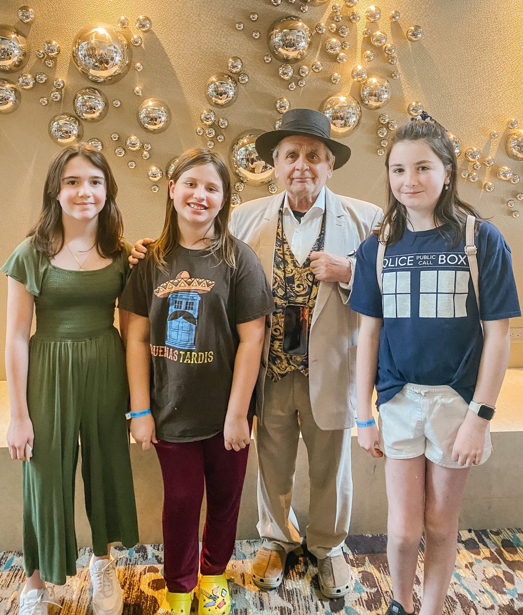 4SylvesterMcCoy's tweet photo. With The Who Kids of the Lamplighter School at Texas Pinball Festival! Two year on and Sylvester finally managed to get to Texas! #texaspinball @WhoKidsLL @TXPinball https://t.co/XF40UUYAyo