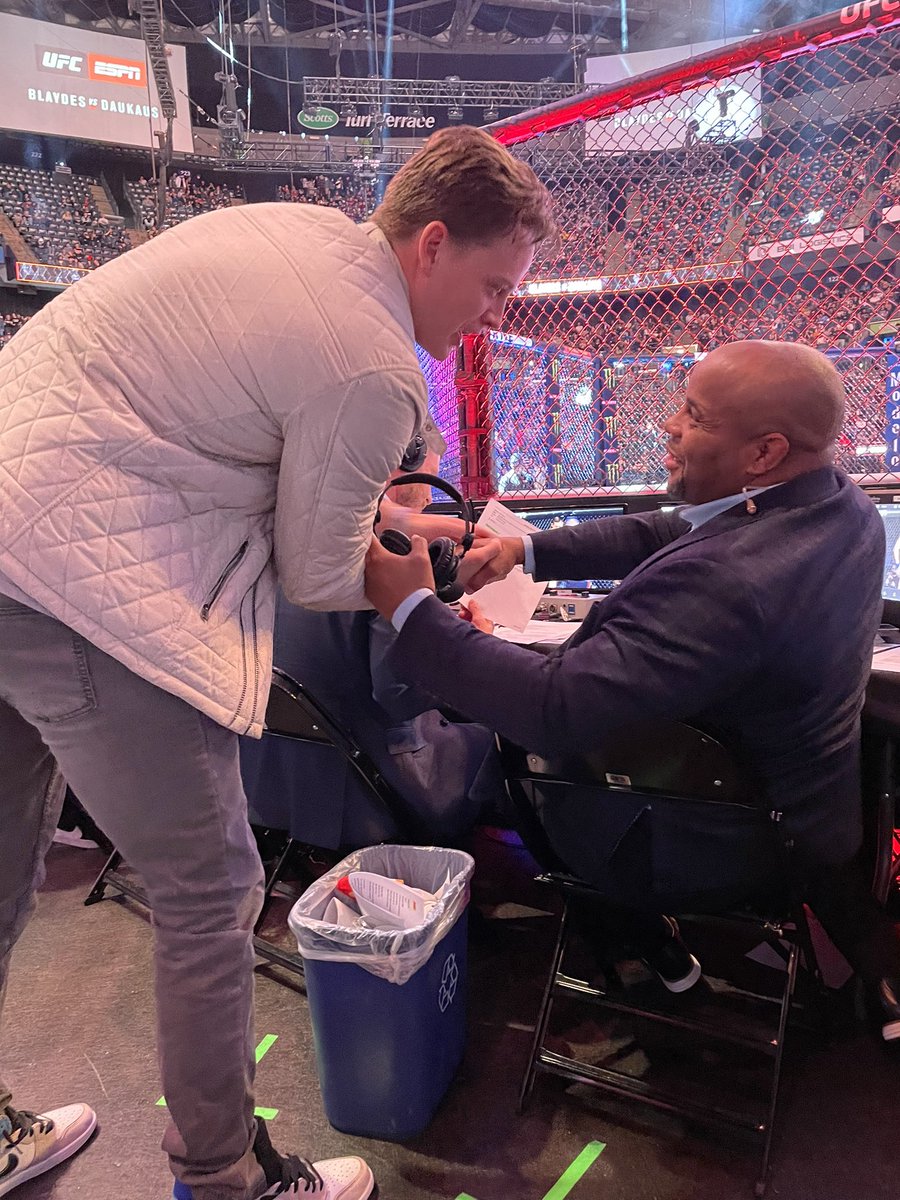 dc_mma's tweet image. My name is Joe Burrow” @JoeyB me: Joe sheisty what’s good baby 😊