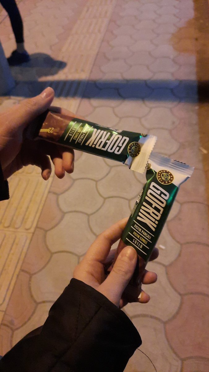 Kahve Dünyasında harıl harıl dedikodu yaptığımız için çikolata ile ödüllendirildik. 🤭 <a href="/gulsenkocayy/">Gülsen</a>