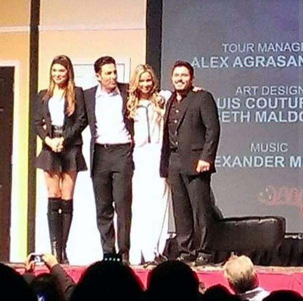 ARACELY9375's tweet photo. Celebrando el #DíaMundialDelTeatro con #TeatroDeCalidad #ObscuroTotal #FernandoColunga @BLANCASOTOTM @Aylin_Mujica @E_Laguardia @EduardoPradoTV #ColungaTeam👏🏻👏🏻👏🏻 https://t.co/5MQJxVlFoo