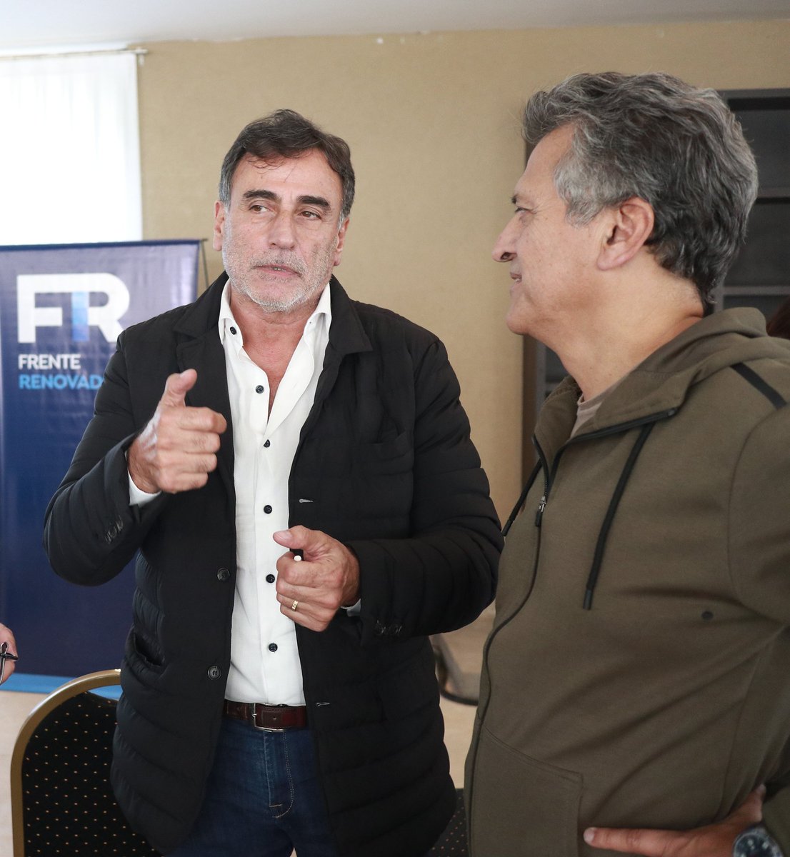 _Eduardo_Diaz's tweet photo. Encuentro de Concejales/as y Consejeros/as escolares de la primera sección del Frente Renovador en General #LasHeras, que conduce el amigo @javierosunaGLH

Diálogo, trabajo y consenso para transformar la realidad✌️
Un lujo la organización @SofiaVannelli https://t.co/WHsrtDQiSq