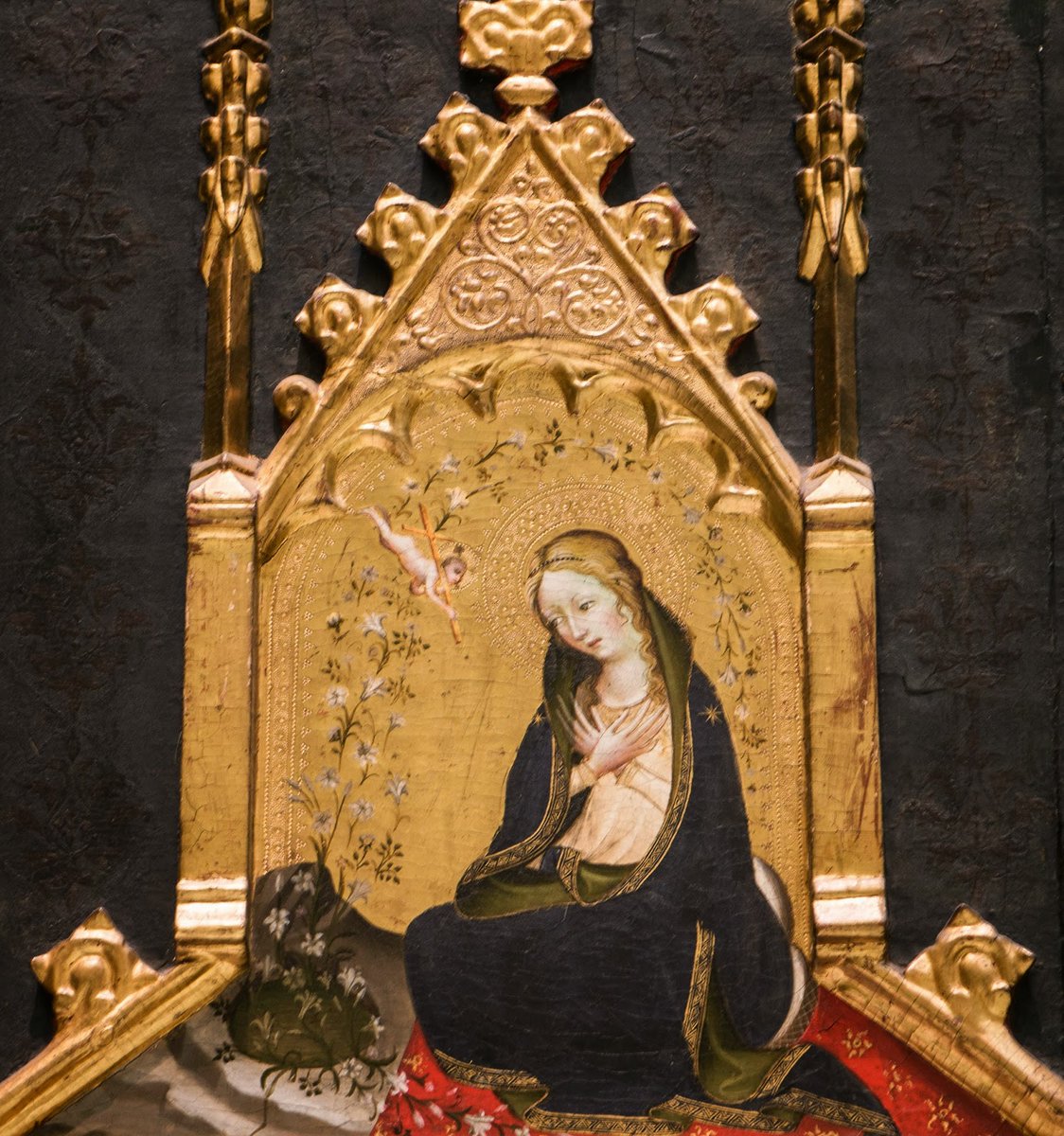 ColeccionMMoret's tweet photo. @trajesastre_ Otro ejemplo parecido sería este Retablo de los Sacramentos o de #BonifacioFerrer, obra del florentino #Starnina en el @GVAmubav, aunque la Virgen, más que arrodillada parece sentada en un cojín como Virgen de Humildad. https://t.co/Ei2q8UqmPJ