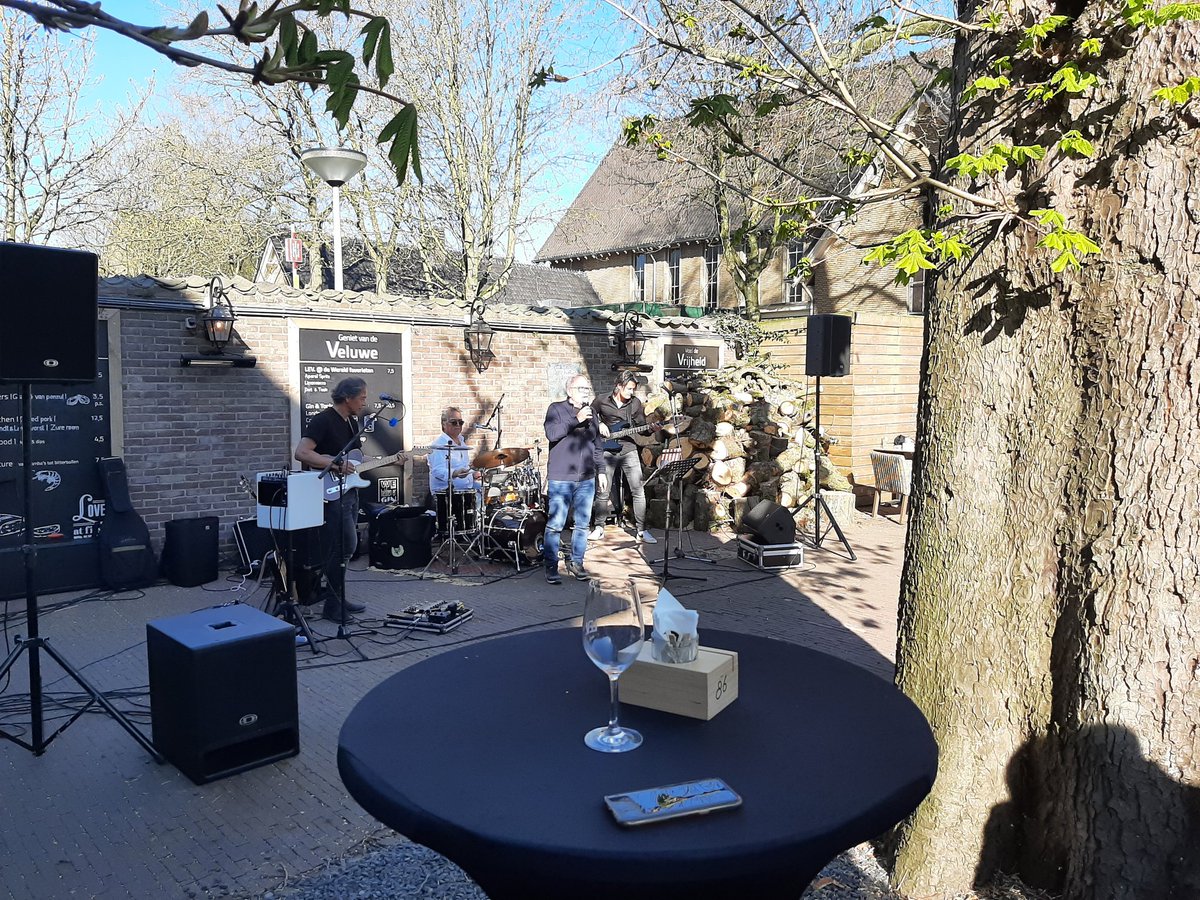 EricWijnacker's tweet photo. Mooi muzikaal weekend gehad in #Wageningen. Zaterdagavond mooi spektakel van Cees #mobach rond componist #rachmaninov, zondagmiddag prachtige Afterparty #bluesfestival met heel mooi en verrassend gastoptreden #fritsgieltjes op terras @HoteldeWereld (foto) en bij café #jojo's. https://t.co/0XgFhlCSEt