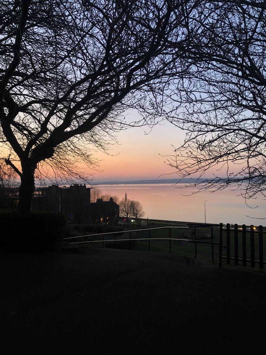 StarbankPark's tweet photo. What a totally gorgeous sunny day & just look at the sunset this evening @StarbankPark. Magic colours over the Forth. #Edinburghsunset #StarbankPark #GoodnightEdinburgh #clockshavechanged https://t.co/YZHtW9a0pQ
