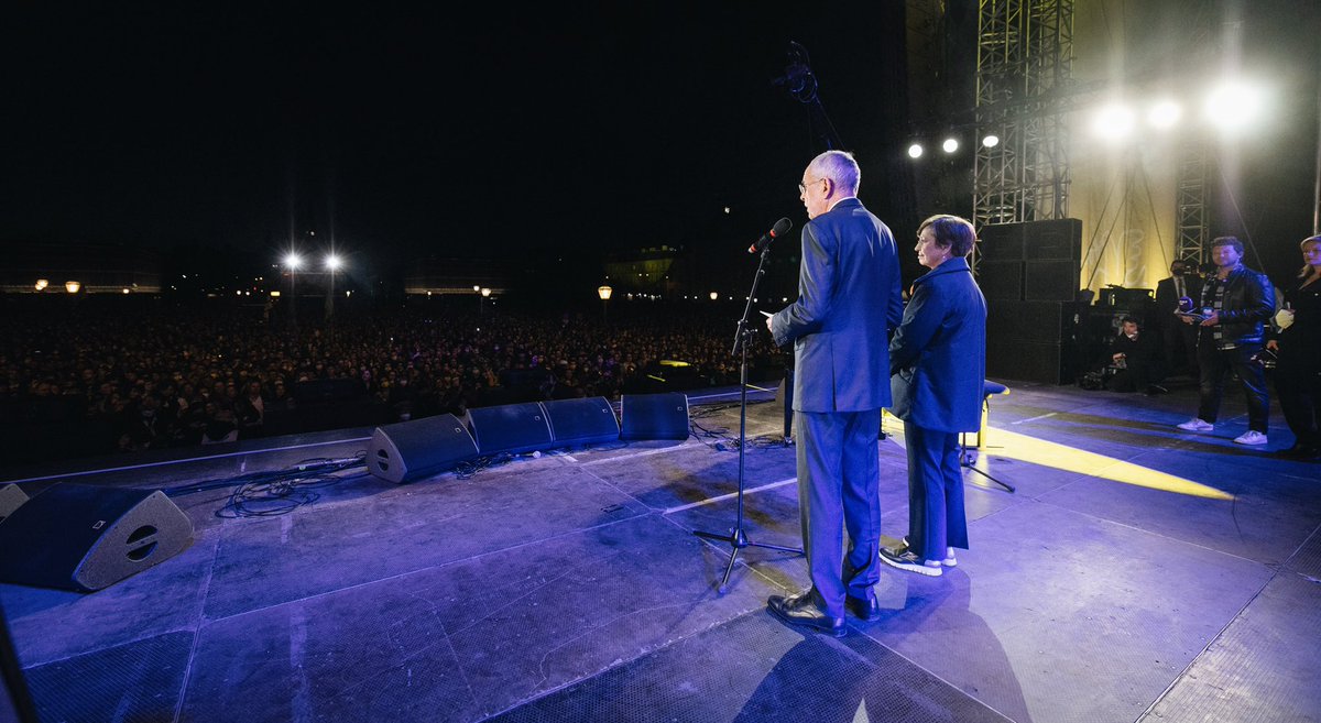 Kein Kind sollte flüchten müssen.
Kein Kind sollte Krieg erleben müssen.
 
Kinder sollen kühne Zukunftsträume haben dürfen. Sollen lachen, spielen, lernen können.
Kinder sollen einfach Kinder sein dürfen.

Dieser Krieg muss gestoppt werden! (vdb)

#YesWeCare #KinderAufDerFlucht