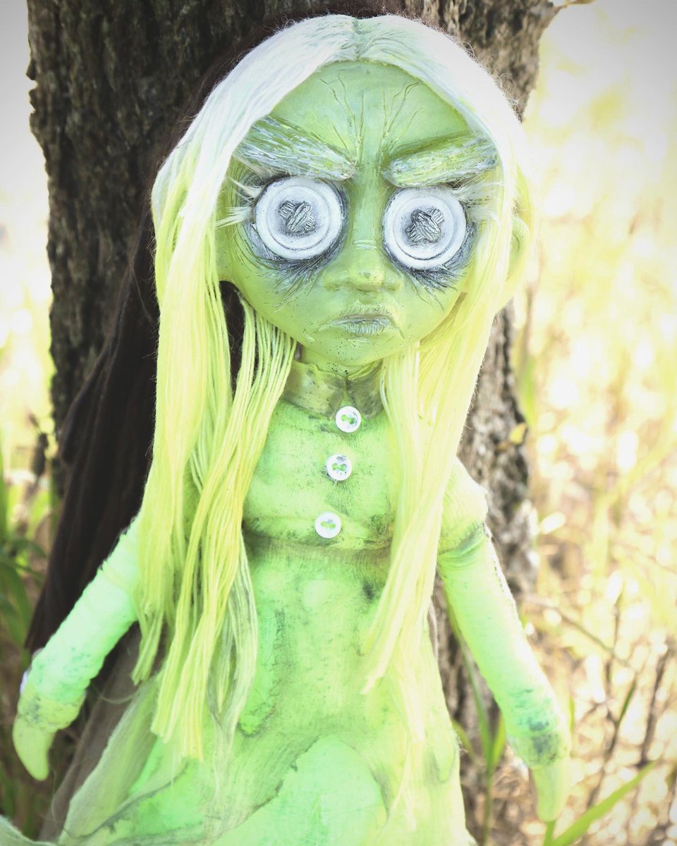 artoftravesuras's tweet photo. My entry for the @LAIKAStudios art contest #laikacontest. 
I wanted to combine elements of my two favorite LAIKA films, #ParaNorman and #Coraline , to illustrate Aggies struggle throughout the film using a double sided doll. And you know I love a good pair of button eyes🪡 https://t.co/cJ5xNEQK8o