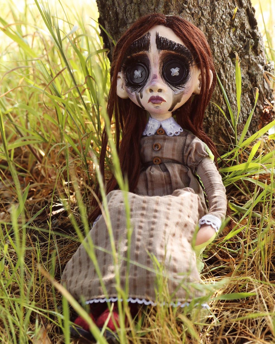 artoftravesuras's tweet photo. My entry for the @LAIKAStudios art contest #laikacontest. 
I wanted to combine elements of my two favorite LAIKA films, #ParaNorman and #Coraline , to illustrate Aggies struggle throughout the film using a double sided doll. And you know I love a good pair of button eyes🪡 https://t.co/cJ5xNEQK8o