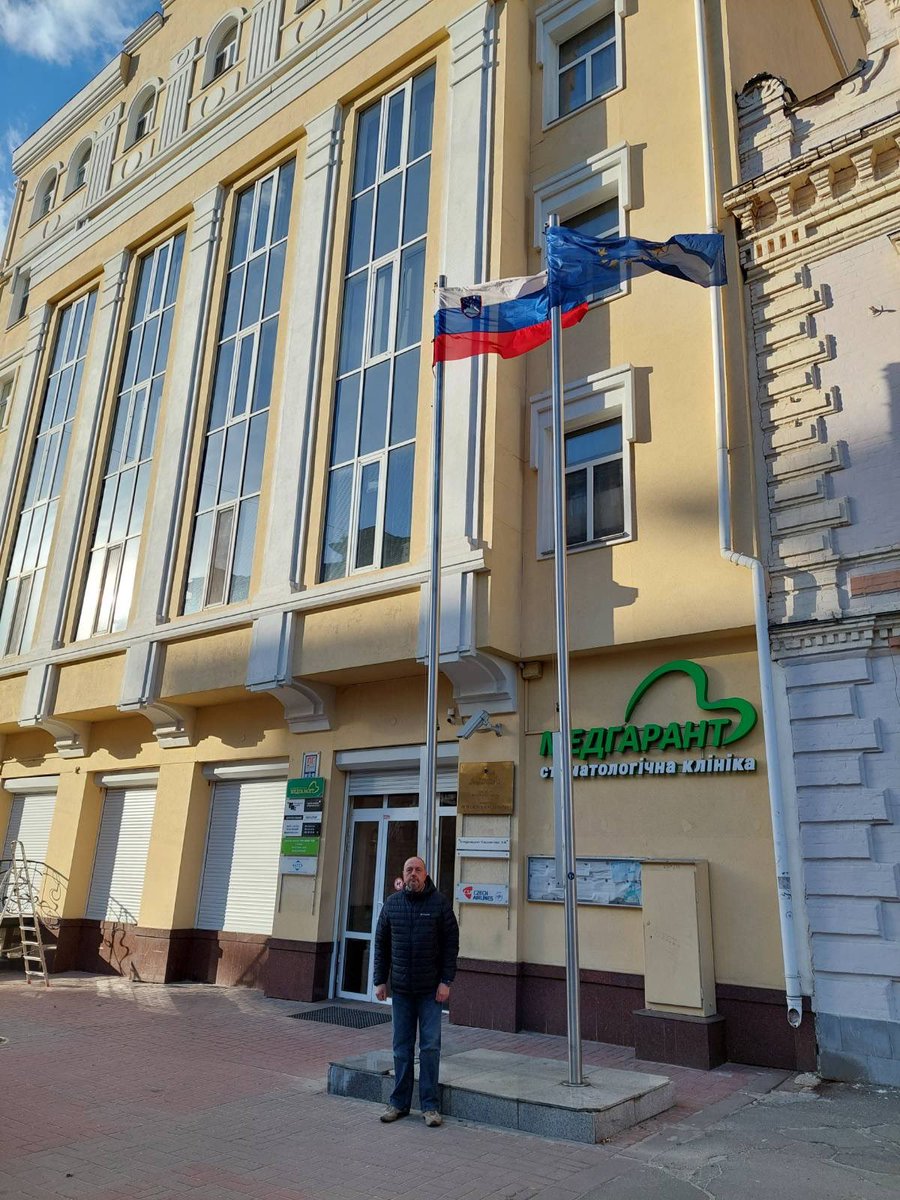 MZEZ_RS's tweet photo. Boštjan Lesjak je varno prispel v Kijev, kjer bo začel z delom začasnega odpravnika poslov R Slovenije 🇸🇮 v Ukrajini 🇺🇦.

“Mesto je prazno, slišijo se alarmi in detonacije v daljavi, sicer pa življenje za tiste, ki so ostali v prestolnici, poteka normalno,” je dejal ob prihodu. https://t.co/4DA0iI0jwc