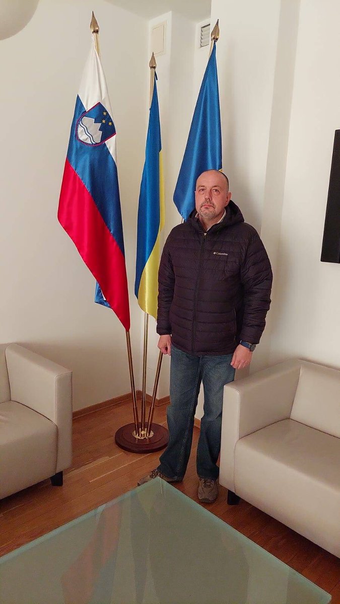 MZEZ_RS's tweet photo. Boštjan Lesjak je varno prispel v Kijev, kjer bo začel z delom začasnega odpravnika poslov R Slovenije 🇸🇮 v Ukrajini 🇺🇦.

“Mesto je prazno, slišijo se alarmi in detonacije v daljavi, sicer pa življenje za tiste, ki so ostali v prestolnici, poteka normalno,” je dejal ob prihodu. https://t.co/4DA0iI0jwc