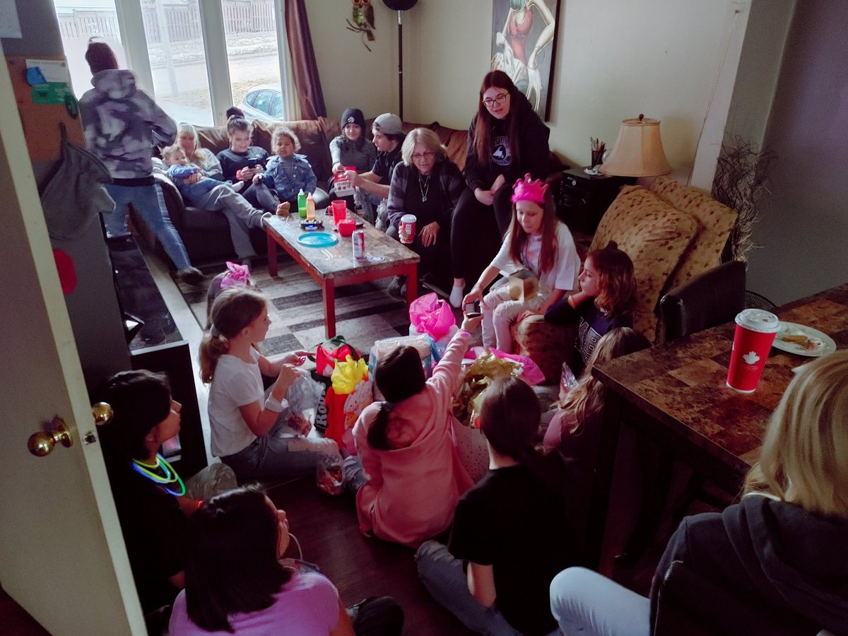 BabyKRx's tweet photo. had my birthday party yesterday!

🎂🎁🎈 https://t.co/tEcItbckA5