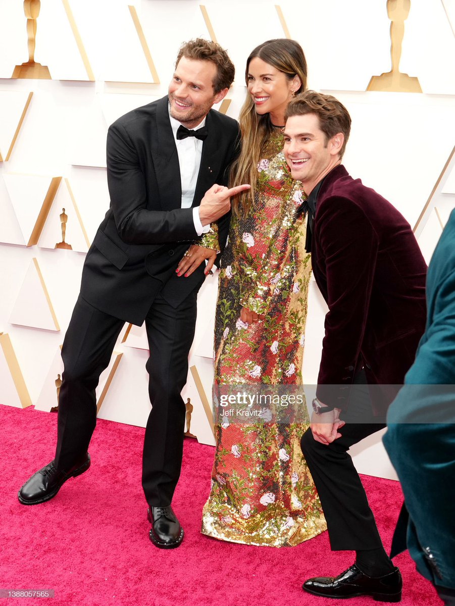 kulturflix's tweet photo. Jamie Dornan, Amelia Warner ve Andrew Garfield. #Oscars #Oscar #Oscars2022 https://t.co/Jz2eIqXvgq