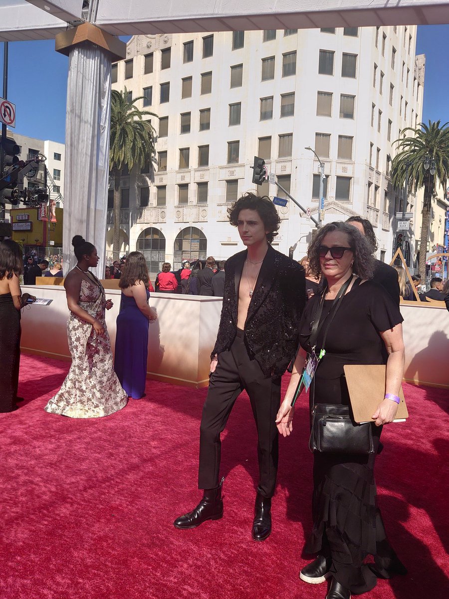 chlmt_arg's tweet photo. Timothée llegando a los premios #Oscar https://t.co/Uers85WtuG