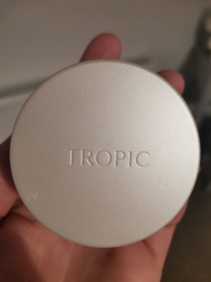 leaclarke01's tweet photo. Sunday night self care pampering... My face smells amazing 😍😂#Tropics #deephydration #soothingmask #selfcare #sundaypampering https://t.co/iP76u41YVf