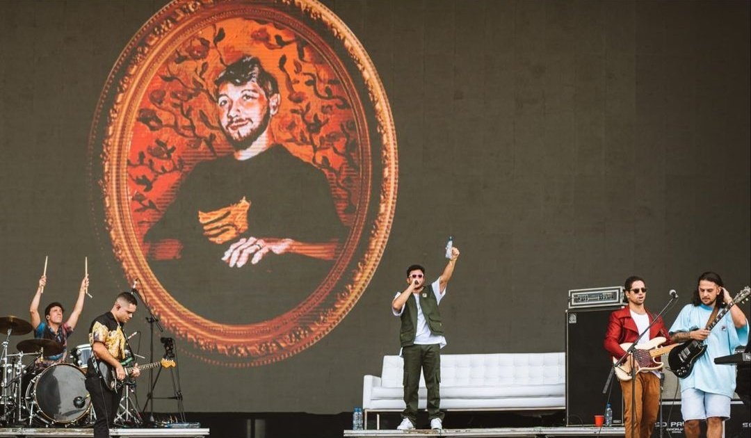 portalagum's tweet photo. No palco principal de um dos maiores festivais do país e sempre com ele. Pra você, Tio. 🤍

foto: andrezs https://t.co/3H7MUP2s1d
