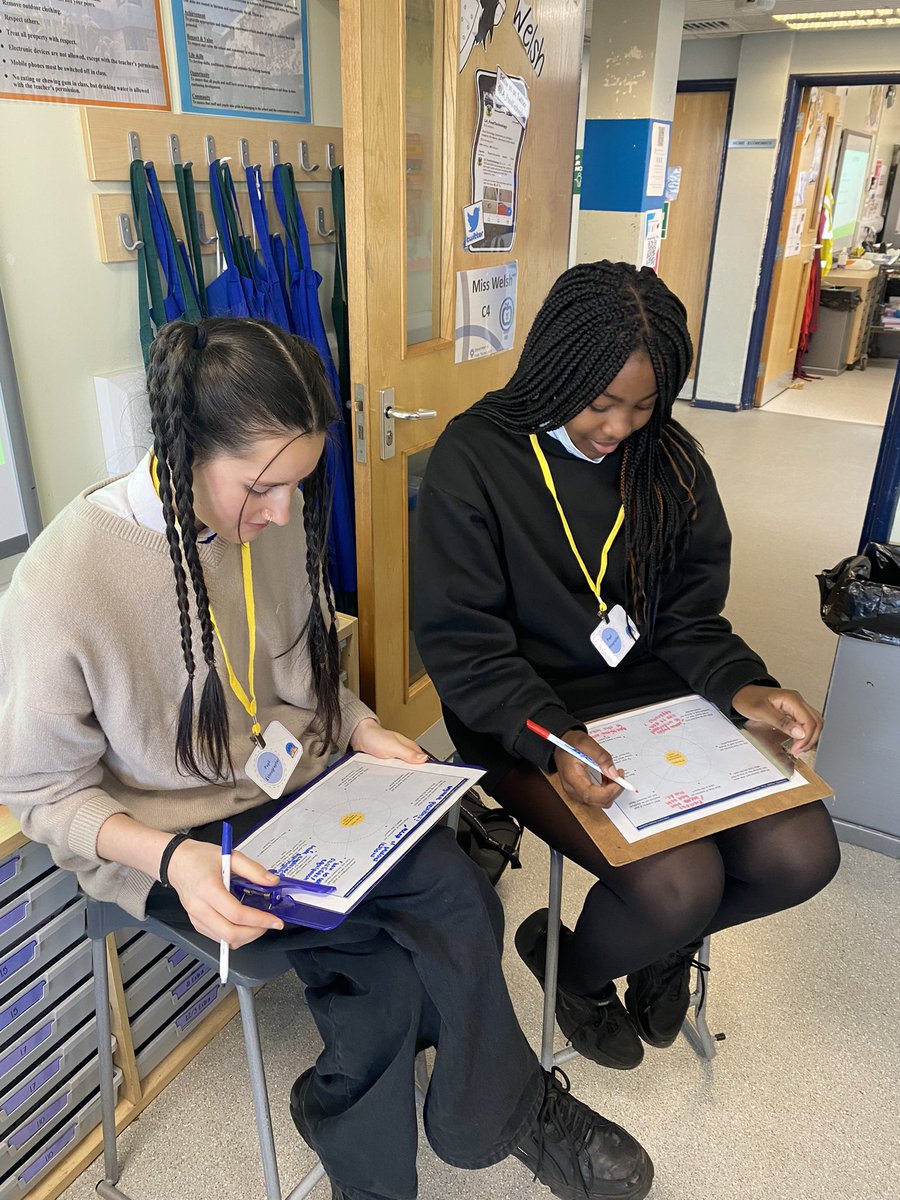 LA_FoodTech's tweet photo. Our Pupil Parliament @LATechnologies1 reps completed some fieldwork this week in the faculty by completing pupil learning rounds focusing on questioning. 
 
Our S1 pupils in Food Tech enjoyed having some senior pupils in class and chatting to them about their experiences! https://t.co/eKtRgNt7We