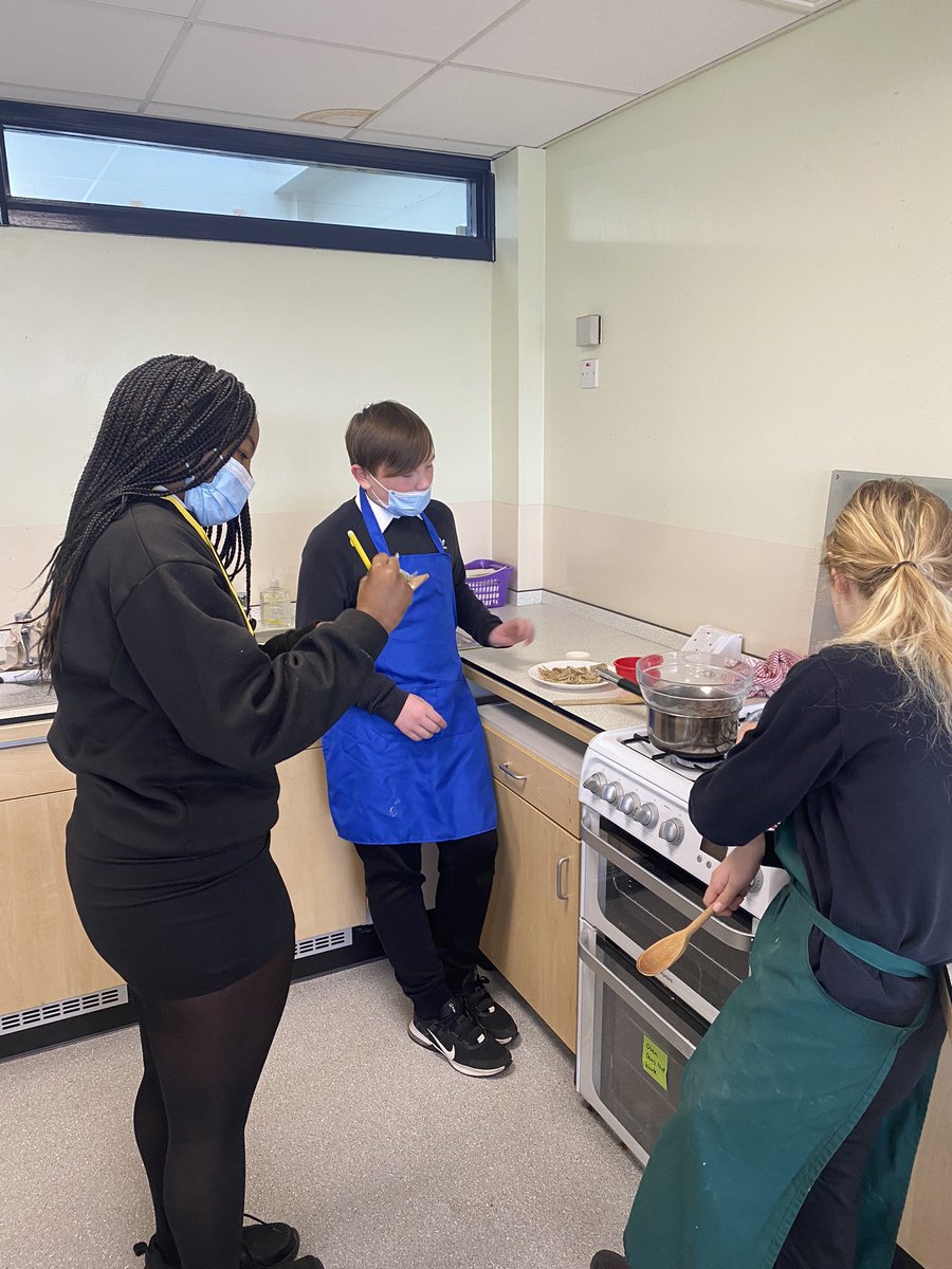 LA_FoodTech's tweet photo. Our Pupil Parliament @LATechnologies1 reps completed some fieldwork this week in the faculty by completing pupil learning rounds focusing on questioning. 
 
Our S1 pupils in Food Tech enjoyed having some senior pupils in class and chatting to them about their experiences! https://t.co/eKtRgNt7We