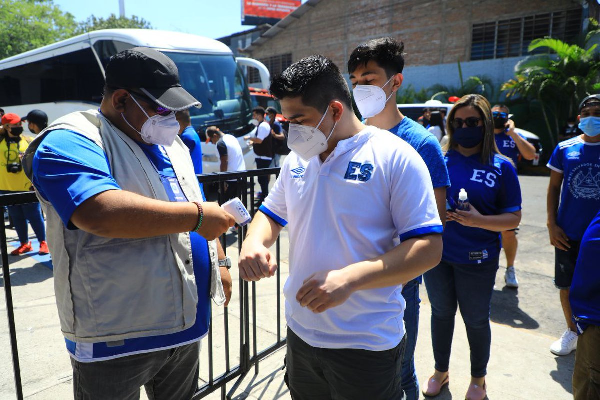 DeDeporte_ES's tweet photo. #DeDeportes Personal de @SaludSV verifica las medidas de bioseguridad para los aficionados que han asistido al juego entre la #Seleta y #CostaRica.
Fotos: Diego García / #DiarioElSalvador https://t.co/WszTN3txYj