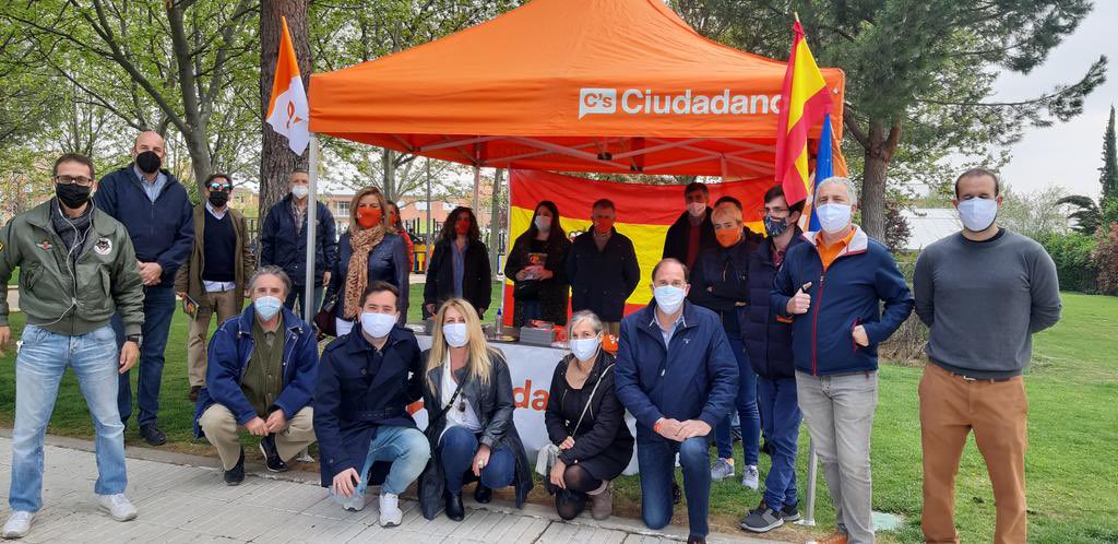 revista_ber's tweet photo. @Cs_Boadilla logra sacar adelante dos mociones en el Ayto de #Boadilla 
1-Mejorar las marquesinas de autobuses con mobiliario necesario.
2-Establecer un convenio con el Museo Del Prado para usar el Palacio como sala de exposiciones. https://t.co/i8lUais78L