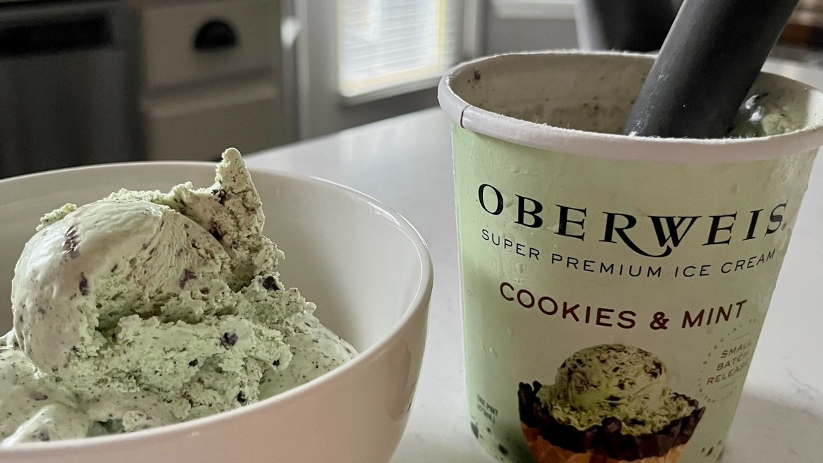 Oberweis's tweet photo. Enjoy our Cookies &amp; Mint small-batch flavor from the comfort of home! Pick up pints in our dairy stores, or order through home delivery! 🍨 #cookiesandmint #oberweissmallbatch #smallbatchpints #oberweis #simplythebest https://t.co/8cq21imZVZ