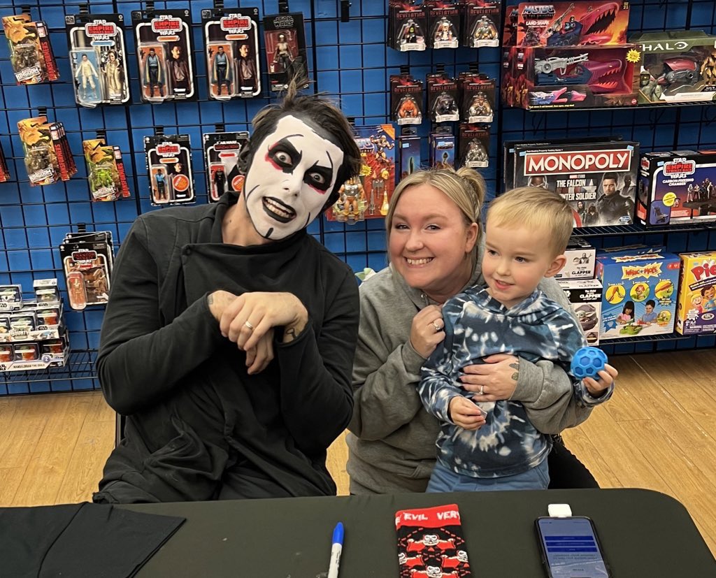 katie_devoe's tweet photo. @thunderrosa22 The very nice, very famous @DanhausenAD https://t.co/FWbeTW9fJK