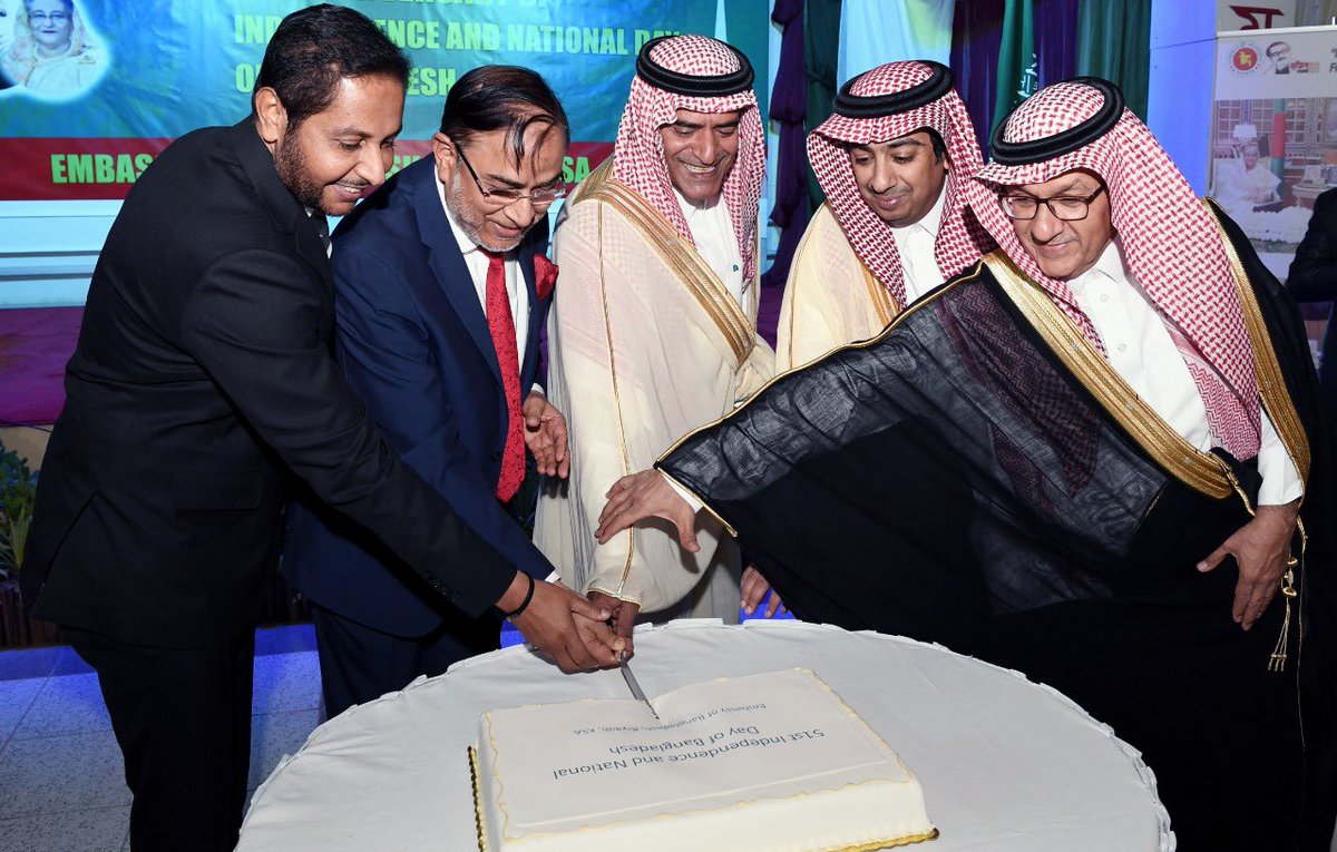 emara_alriyadh's tweet photo. نيابة عن سمو أمير منطقة #الرياض وكيل الإمارة المساعد للحقوق يحضر حفل سفارة بنغلاديش بمناسبة اليوم الوطني. 

https://t.co/blId3zUk5V https://t.co/zFhxM4QvlY