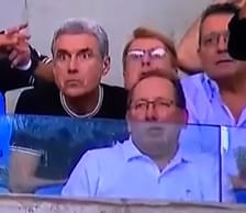 JFJB12ILHA's tweet photo. A expressão de Luís Castro no exato momento do gol do Erison. https://t.co/Eidc2qTI53