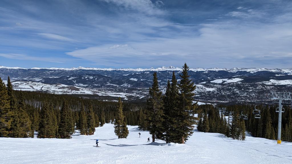 SportsBizMiss's tweet photo. Beautiful first day on the slopes in Breck! ⛷️ #gobreck #brecklife #coloradolife https://t.co/vUOYnA6Mht