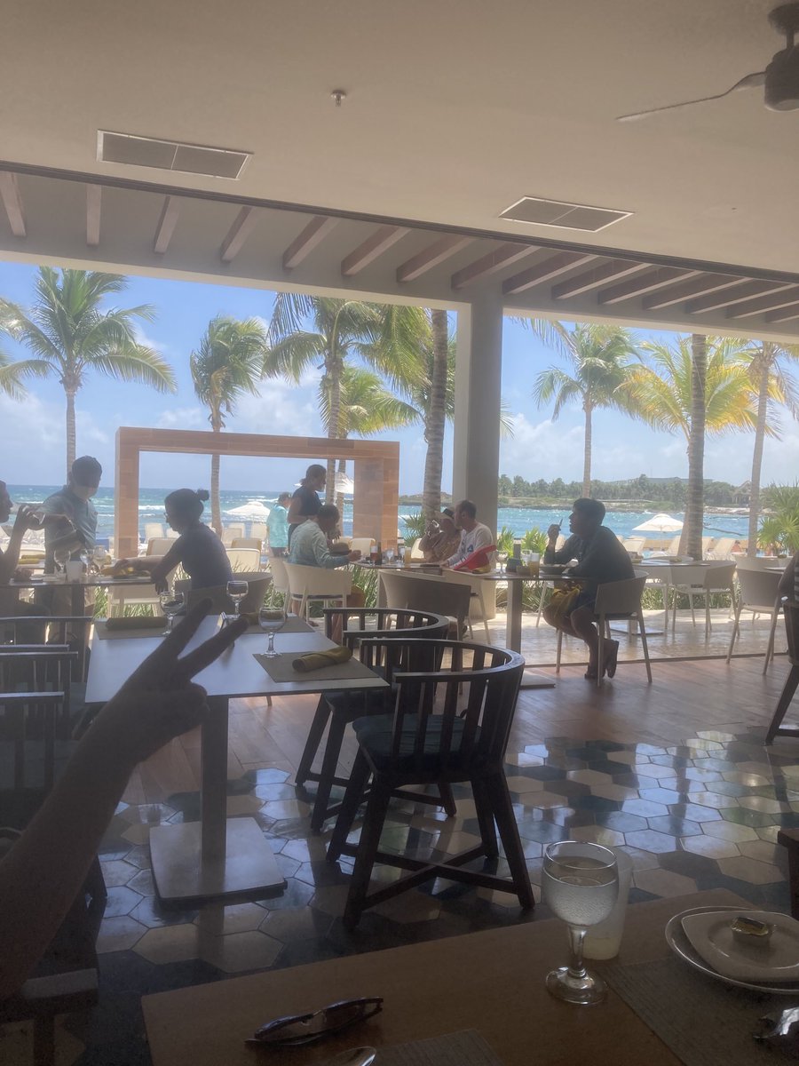 RViscounte's tweet photo. Hard to believe I was in beautiful Mexico 🇲🇽 yesterday and today I wake up to snow. https://t.co/FmAiWznIRR