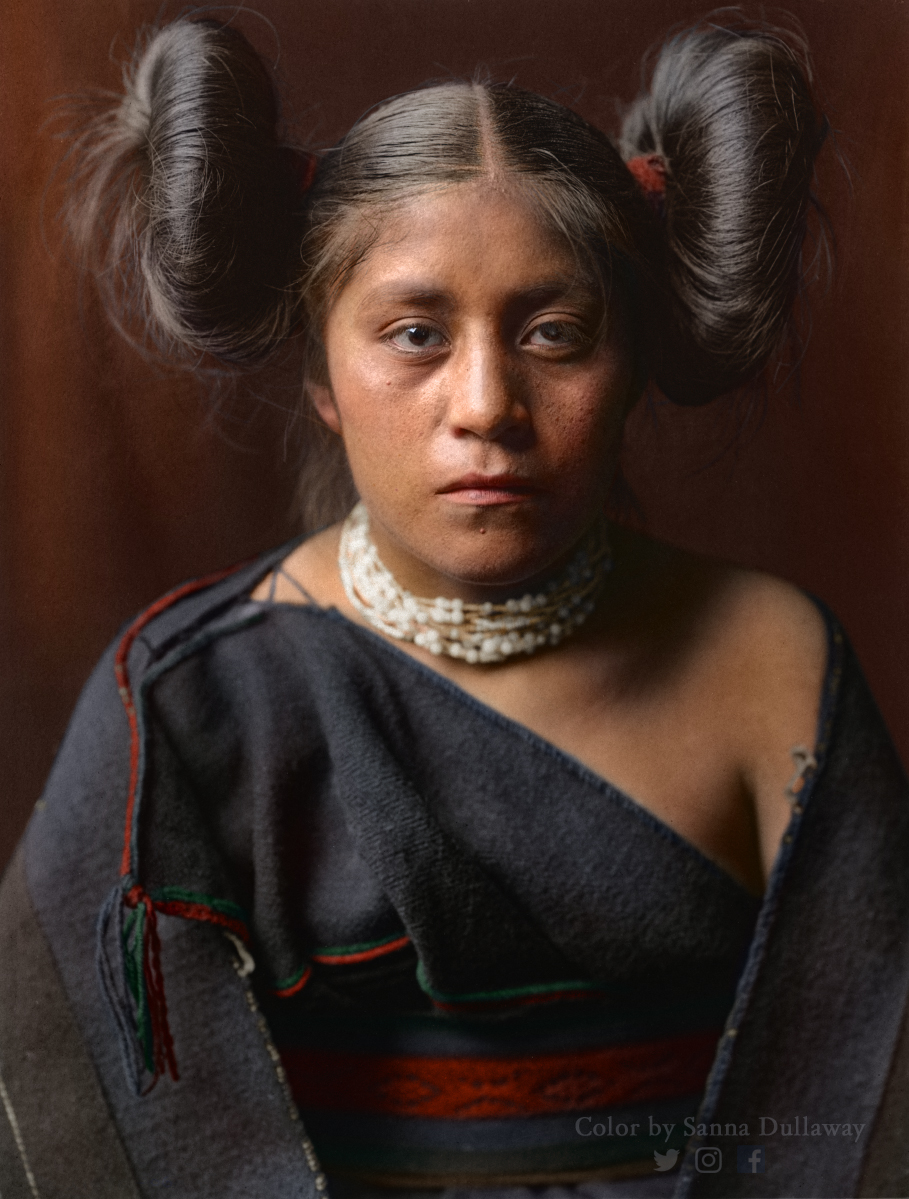 PastInColor's tweet photo. A Tewa girl of the Pueblo peoples, photographed by Edward S. Curtis in ca. 1906
#20DaysofNativeColors 📸 3/20
The girl in the photo is wearing her manta made out of black wool, dyed with subtle indigos on the top
#colorized #colorization #nativeamerican #native #firstnations https://t.co/Af8iAJJ2Sr