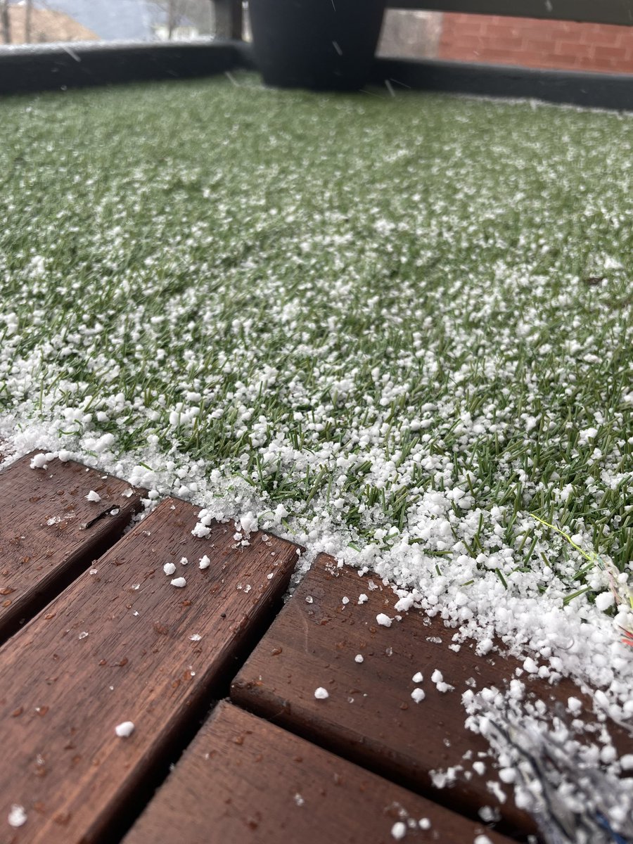MrLast_Rocks's tweet photo. Pea sized hail in Queens!
@gdimeweather @weatherchannel https://t.co/fDm0PNc0kq