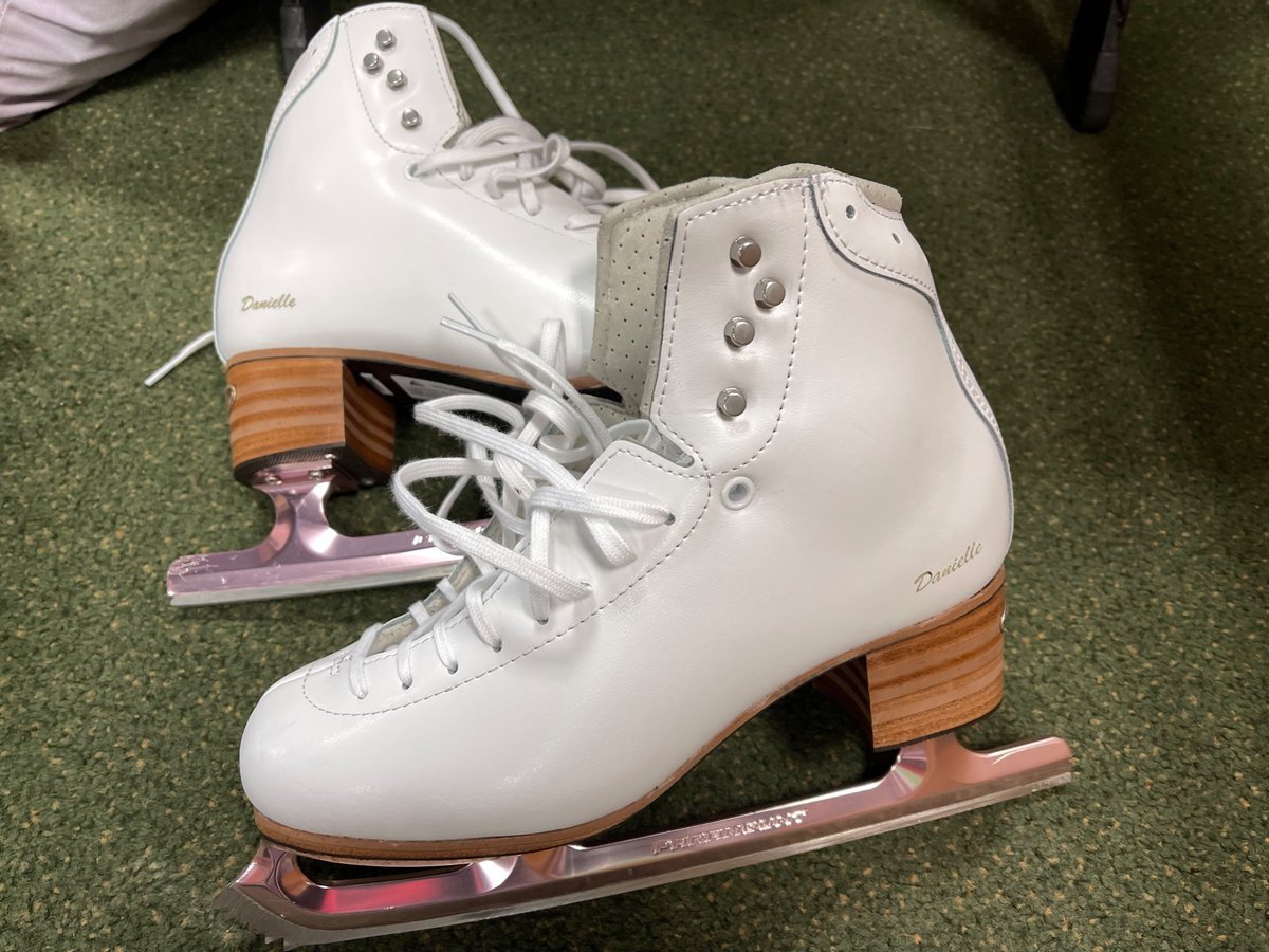 danielle k nelson tweet media