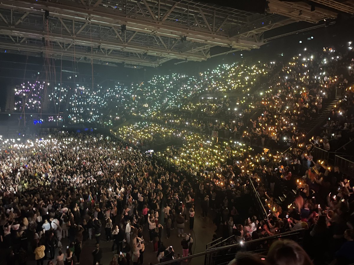 lwtstfreak's tweet photo. pride event? no bro louis tomlinson’s concert. https://t.co/94DJnTgMkv