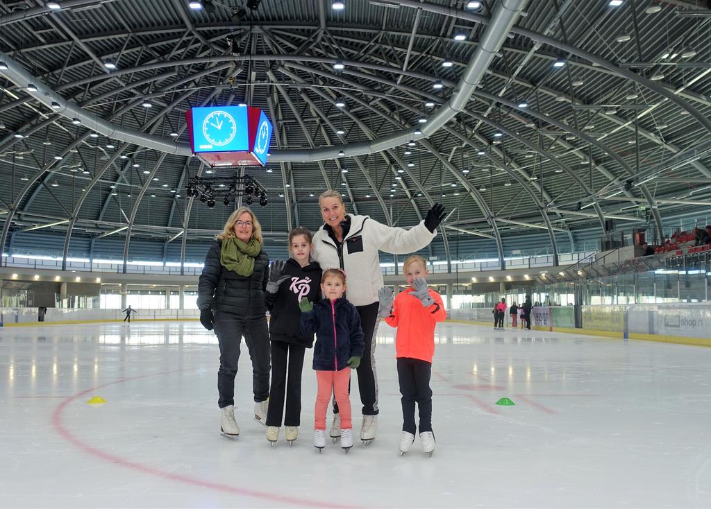 Sliedrecht24's tweet photo. Samen met vriendin Irma Blankestijn uit Nieuw Lekkerland met wie Marjan van Dijk uit Sliedrecht (in witte jas) vanaf haar jonge jaren schaatste en les gaf, gaven beiden zaterdag de laatste les. (Foto kunstrijvereniging De Drechtsteden) #Tweetbijartikel #Sliedrecht24 https://t.co/GTwPYGDRHM