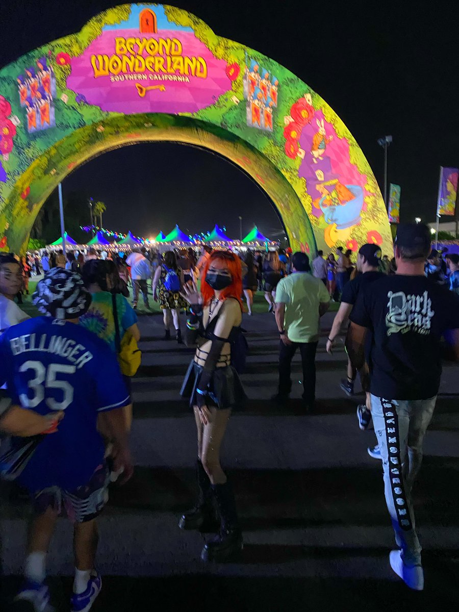 death2jay's tweet photo. baby’s first rave <3 https://t.co/nJVlCKy012