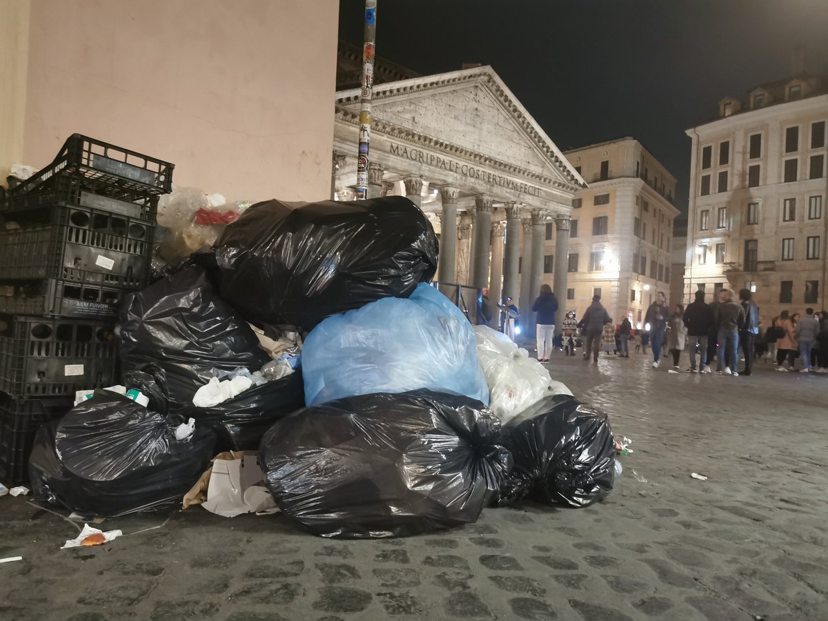 Il centro storico dove vivo, è impresentabile. Per 5 anni giornaloni e politici hanno letteralmente massacrato #VirginiaRaggi perché Roma era "sporca" . Oggi è sotto gli occhi di tutti il degrado che sta vivendo la capitale. Ma ovviamente il silenzio regna come la spazzatura