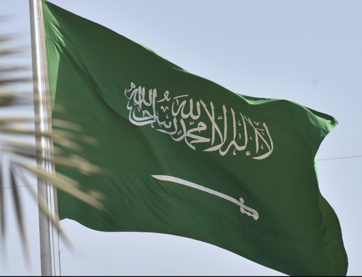 i09z96's tweet photo. كيف لا أفخر وتلك الصحراء القاحلة استحالت ناطحات تلوح في السماء، وتلك الأراضي اليابسة استحالت ريانة خضراء، وتلك العقول الأمية استحالت أطباء ومهندسين وعلماء، إني لأفخر فهل في الأوطان مثل وطني؟ يقصده الداني والقاصي لزيارة مسجد الرسول الكريم والحج لبيته العتيق فيه قبلة المسلمين #جدة https://t.co/jOWcpa7Zy3
