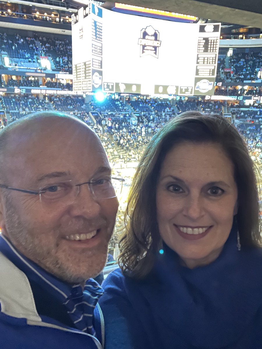 KimGradisek's tweet photo. #gopeacocks #mmselfie https://t.co/Rn2tf5UeWO
