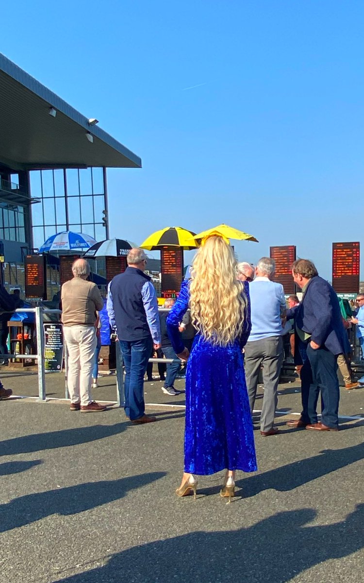 A super start to the flat season @NaasRacecourse with all proceeds from the gate & race cards going to the Irish Red Cross collection for the Ukraine 🇺🇦 🏇🏼💙💛

A great day to be out in the glorious sunshine amongst the equine stars☀️ 

#naasracecourse #theflatisback