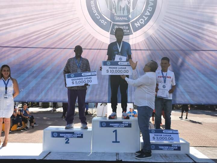 Seapal_Vallarta's tweet photo. Se coronaron en primer lugar del Medio Maratón, Isabel Oropeza Vázquez y Müsa Kanyungi, inscribieron sus nombres en la lista de ganadores de esta tradicional carrera en conmemoración del cuidado del agua.
¡Muchas gracias a todos los participantes!
#CuidalaUnChorro https://t.co/RCu7WjKk8F