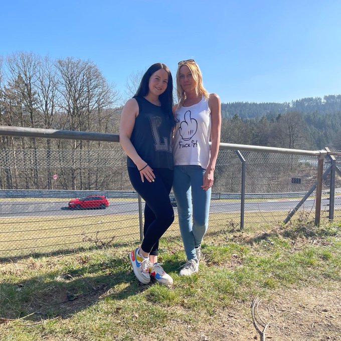 Ich habe heute das sch&ouml;ne Wetter ausgenutzt und war mit @MileyWeasel am @nuerburgring ☀️🏎 Nach der Kennenlernzeit<a href="/tag/redlips"class="tags"><span>#redlips</span></a><a href="/tag/advent"class="tags"><span>#advent</span></a><a href="/tag/weihnachtszeit"class="tags"><span>#weihnachtszeit</span></a><a href="/tag/ersteradvent"class="tags"><span>#ersteradvent</span></a>