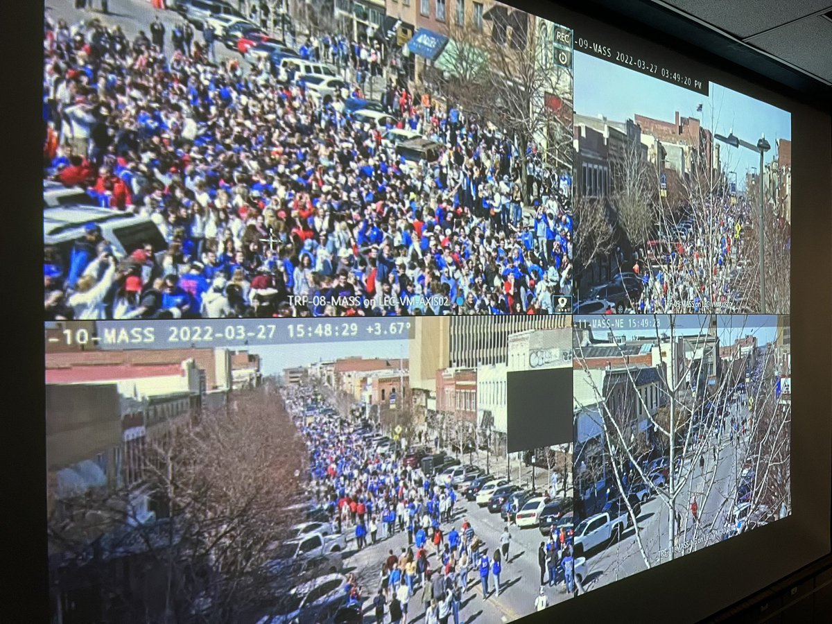 LawrenceKS_PD's tweet image. Whoever is climbing the traffic signal at 8th and Mass, your friends are on the ground.  Please join them.