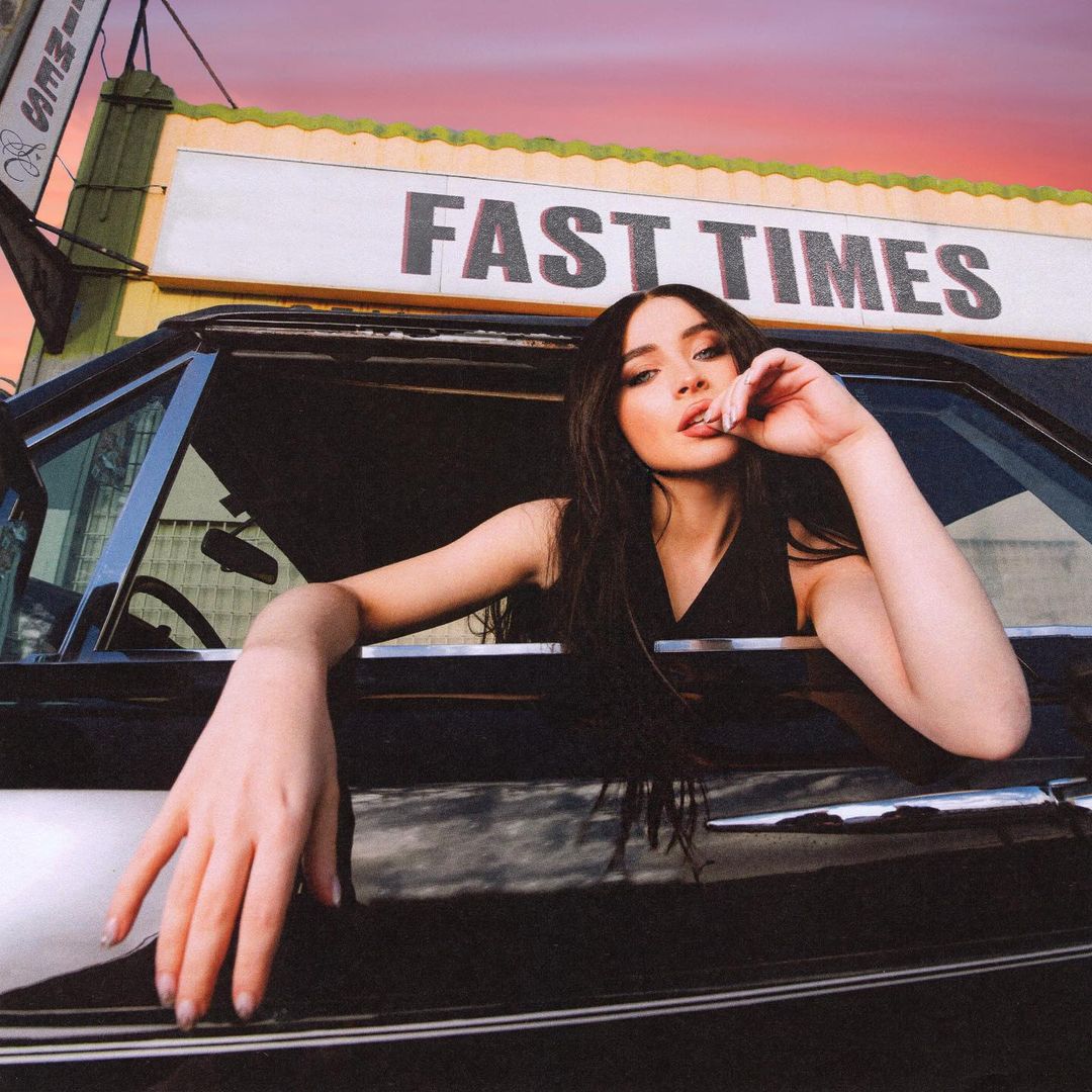 UMUSICA's tweet photo. ¡El tiempo pasa volando 😎! Así que no esperes un segundo más para escuchar #FasTimes 🏎️ by @SabrinaAnnLynn y ponerte en bucle con este mega hit 🔥.
https://t.co/bBnDqiQYcP https://t.co/amnA6XtZEv