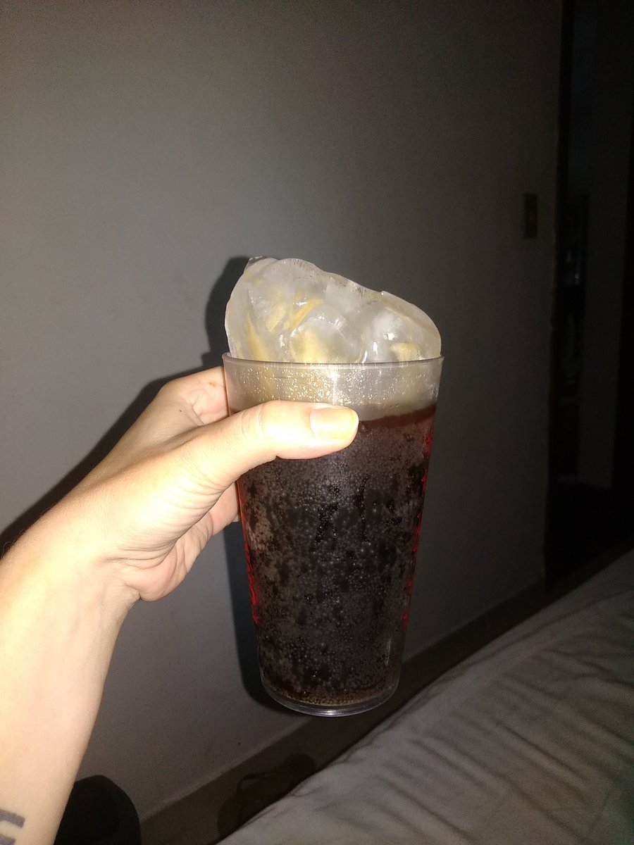 grasirec's tweet photo. Invejem minha cokinha com uma pedrinha de gelo U.U https://t.co/nRaHQ1IScn