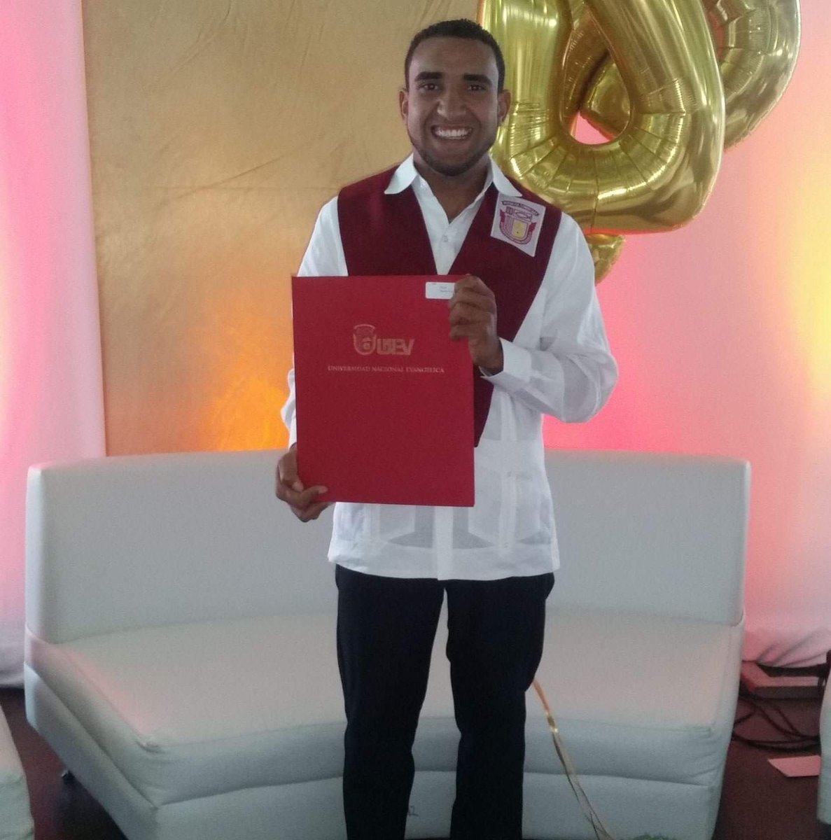 elnuevodiariord's tweet image. Un profesor fue asesinado de dos balazos por desconocidos al resistirse a un atraco cuando se dirigía a su lugar de trabajo, en la comunidad de La Represa de Villa Altagracia, donde impartía clases para adultos los domingos.

#ElNuevoDiarioRD