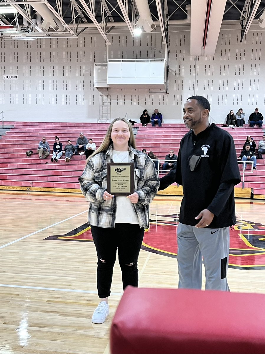 jen_music35's tweet photo. Congrats Vicky on the Steve Hall Sportsmanship Award! One of the kindest, most genuine young ladies 💚🏀 #district10hoops https://t.co/ywObiEQ8rd