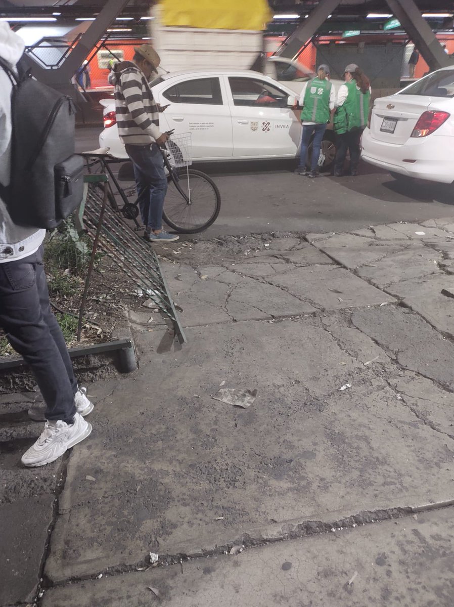 Alex07604324's tweet photo. @luillo @VigimoviCDMX @SSC_CDMX @LaSEMOVI Aquí es donde tendrían q venir siempre los taxistas piratas siempre en aciendo su desorden metro constitución de 1917 dirección unidad Américas Chedraui están sobre Ermita y constitución https://t.co/JhaUdIzEru